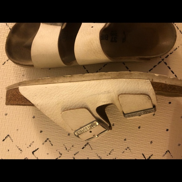 Birkenstock’s white leather slides - Picture 5 of 10